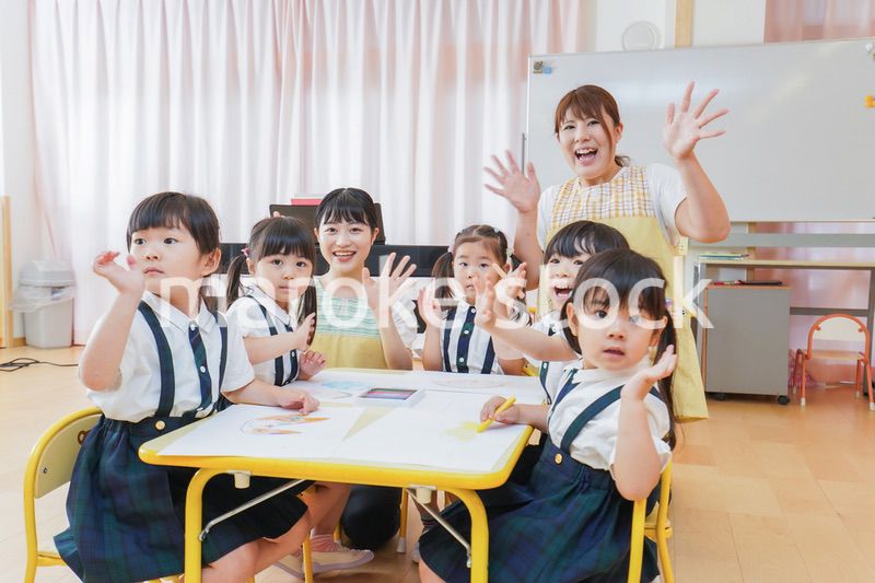 保育園でお絵描きをする子どもたち