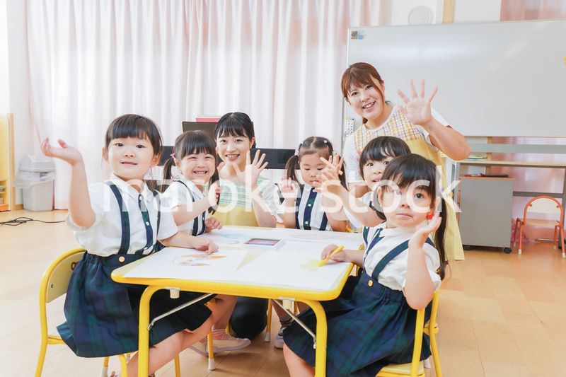 保育園でお絵描きをする子どもたち