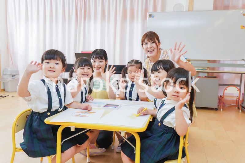 保育園でお絵描きをする子どもたち