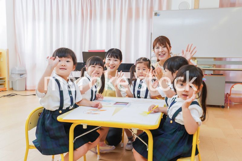 保育園でお絵描きをする子どもたち