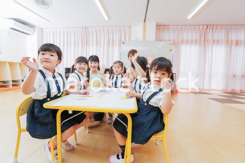 保育園でお絵描きをする子どもたち
