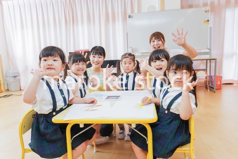 保育園でお絵描きをする子どもたち