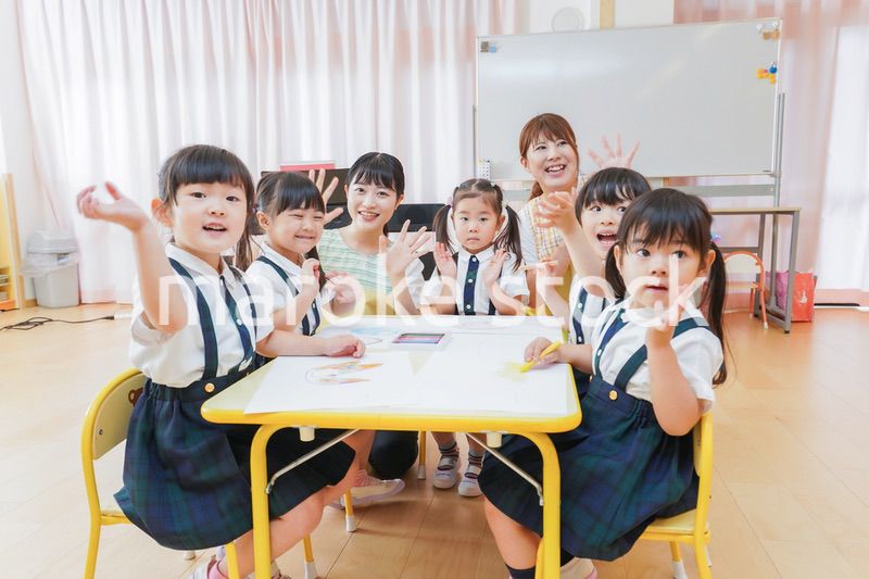 保育園でお絵描きをする子どもたち