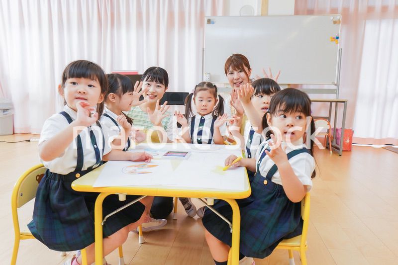 保育園でお絵描きをする子どもたち