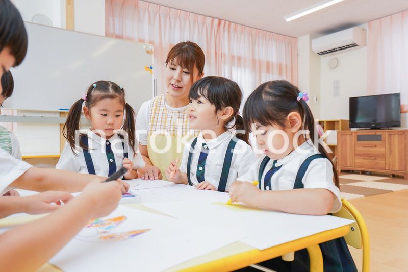 保育園でお絵描きをする子どもたち