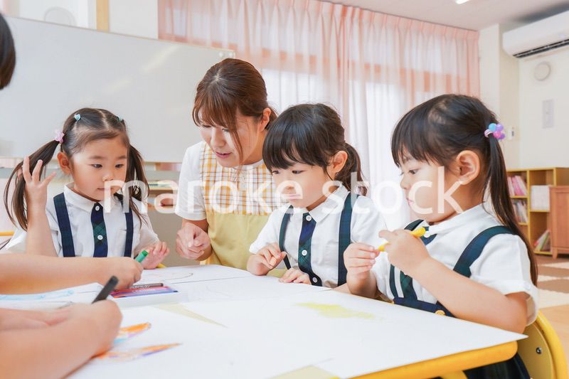 保育園でお絵描きをする子どもたち