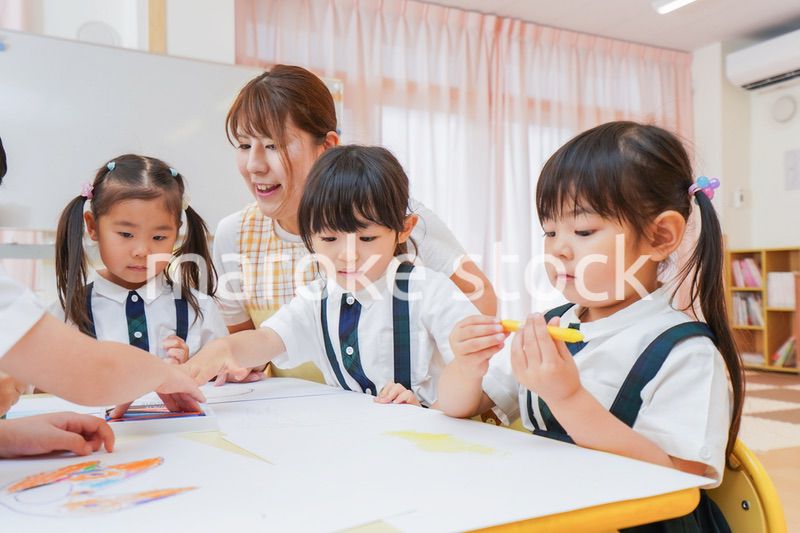 保育園でお絵描きをする子どもたち