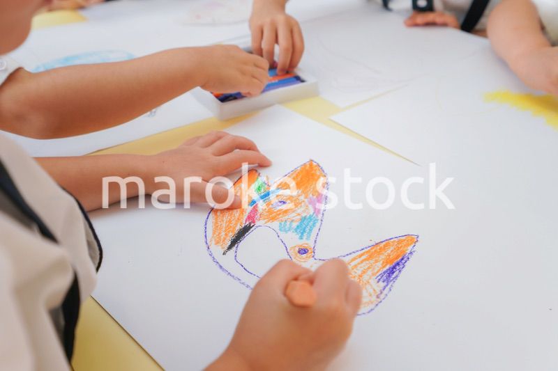 お絵描きをする子供