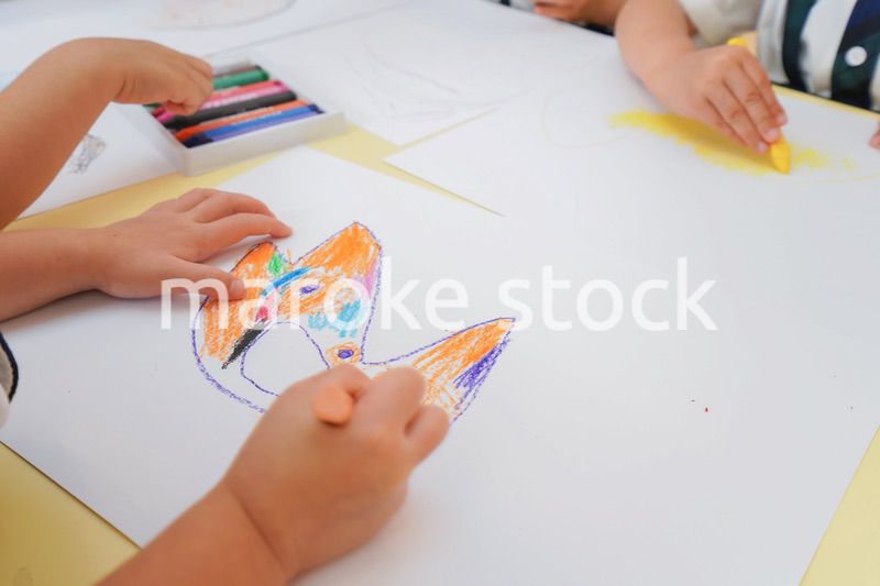 お絵描きをする子供