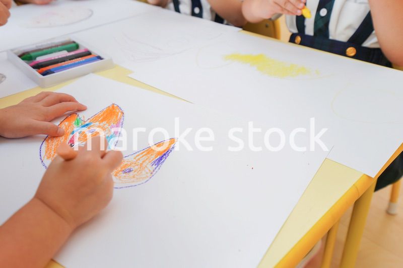 お絵描きをする子供