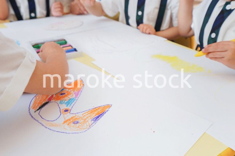 お絵描きをする子供
