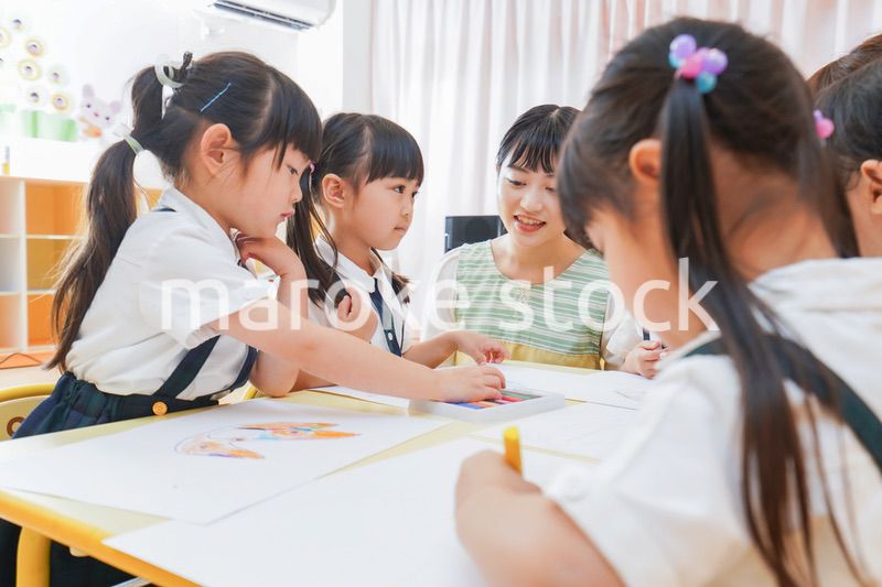 保育園でお絵描きをする子どもたち