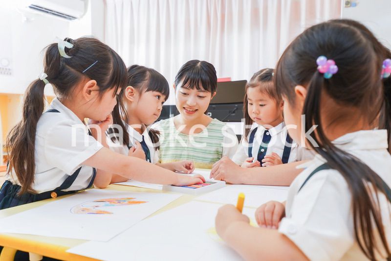 保育園でお絵描きをする子どもたち