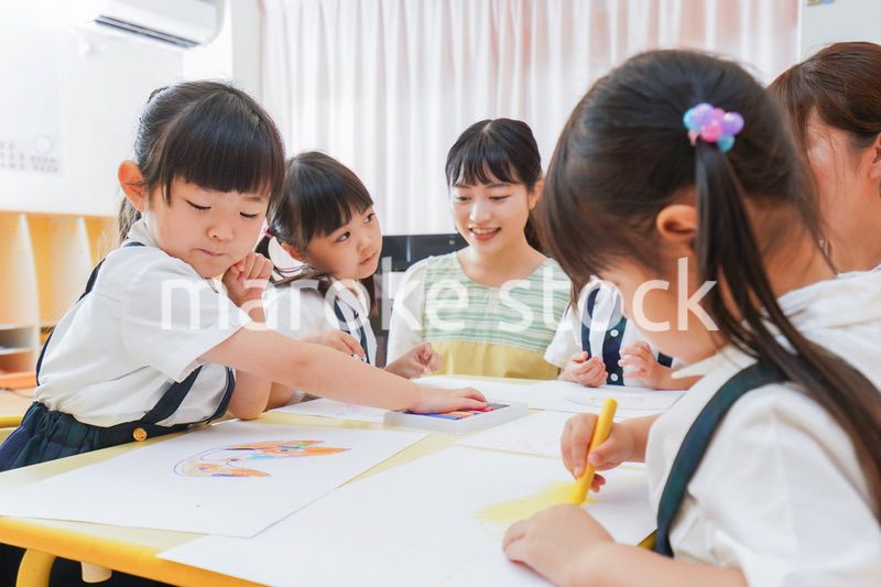 保育園でお絵描きをする子どもたち