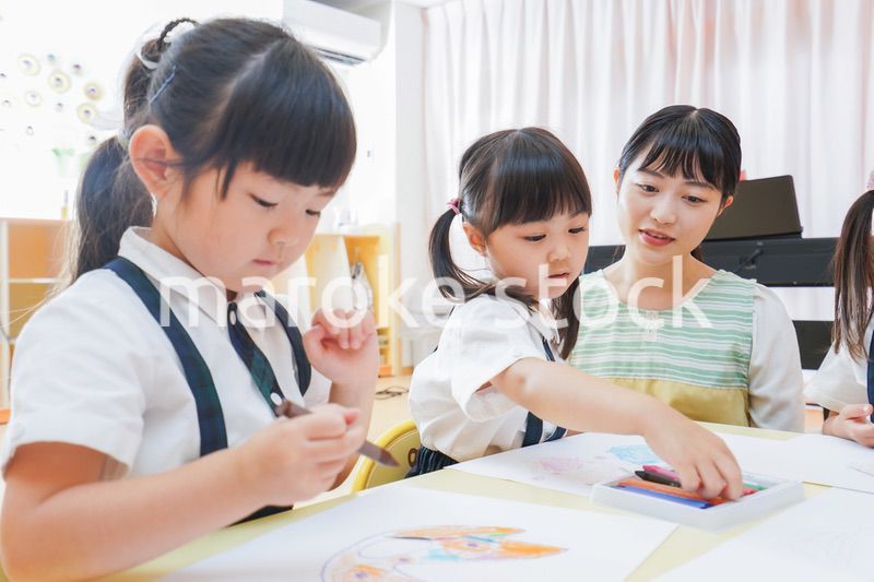 保育園でお絵描きをする子どもたち