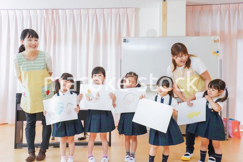 保育園でお絵描きをする子どもたち