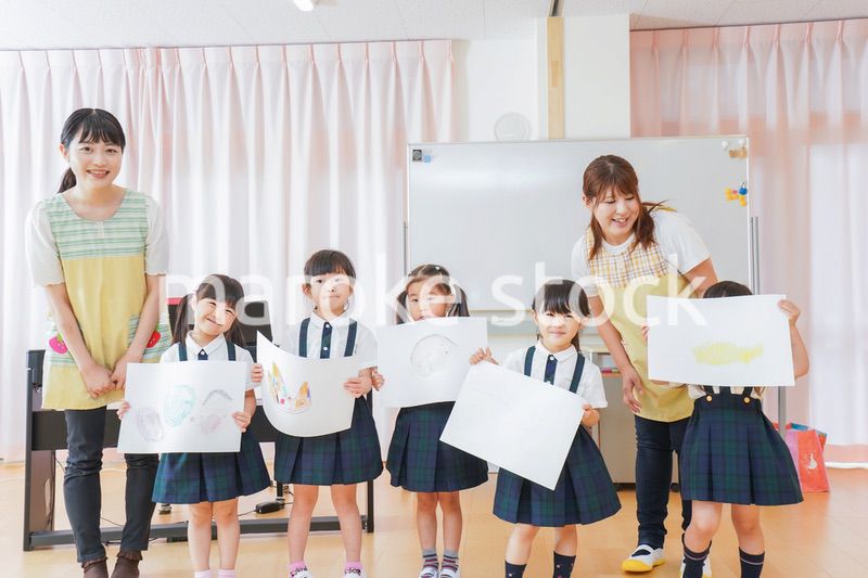 保育園でお絵描きをする子どもたち