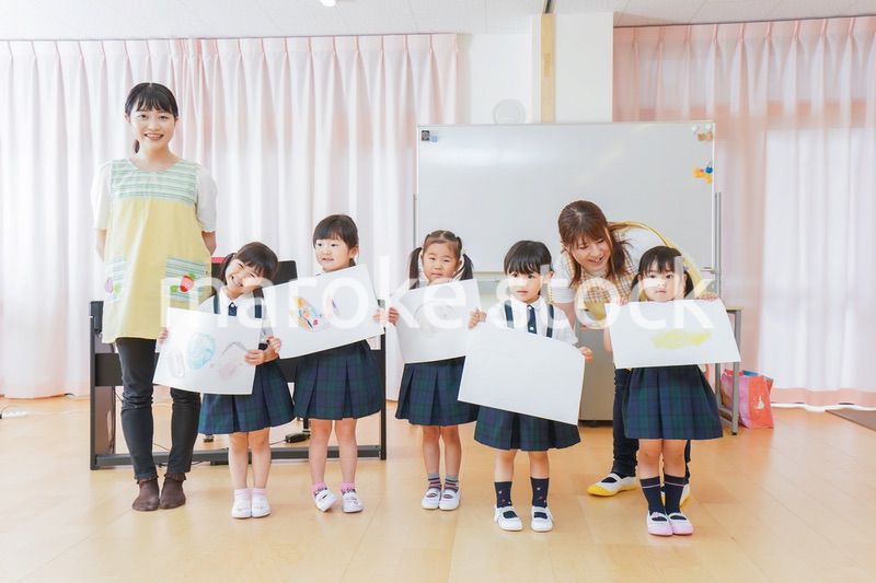保育園でお絵描きをする子どもたち
