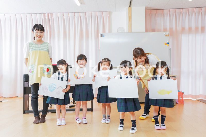 保育園でお絵描きをする子どもたち
