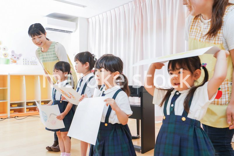 保育園でお絵描きをする子どもたち