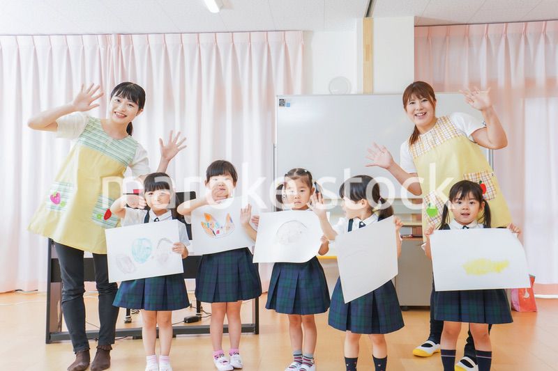 保育園でお絵描きをする子どもたち