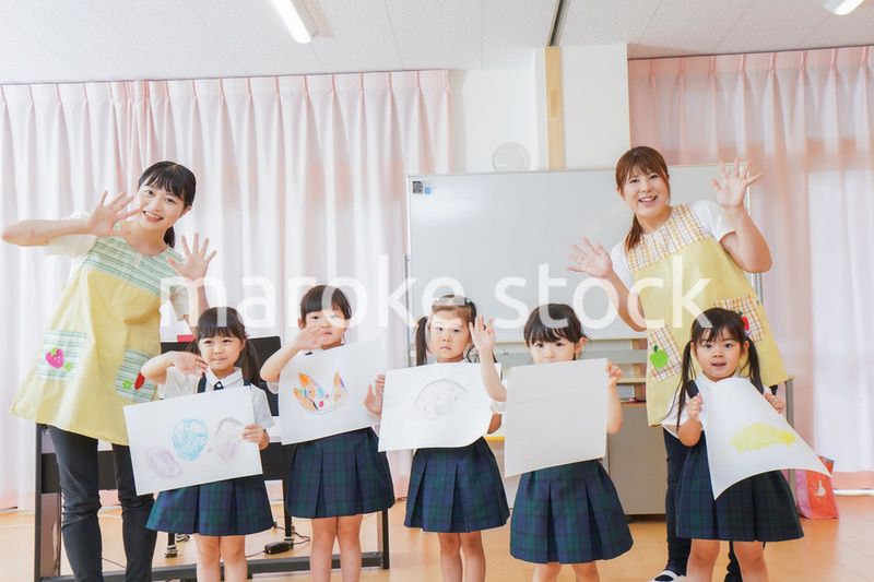 保育園でお絵描きをする子どもたち