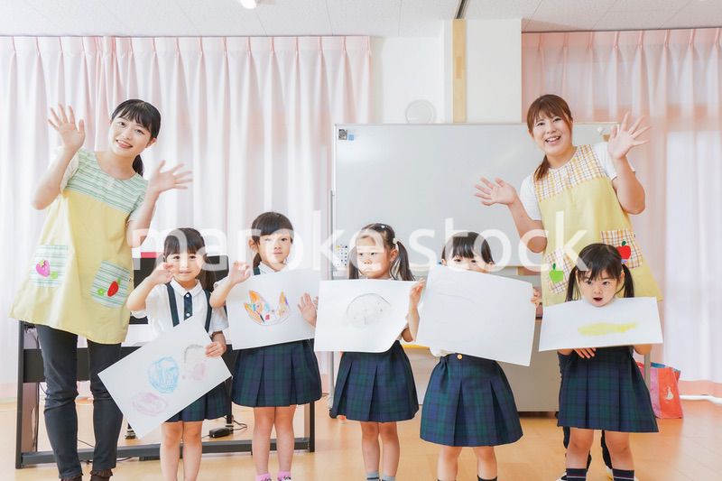 保育園でお絵描きをする子どもたち