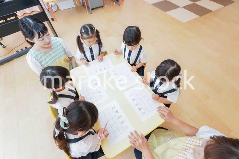 幼稚園で勉強をする子どもたち