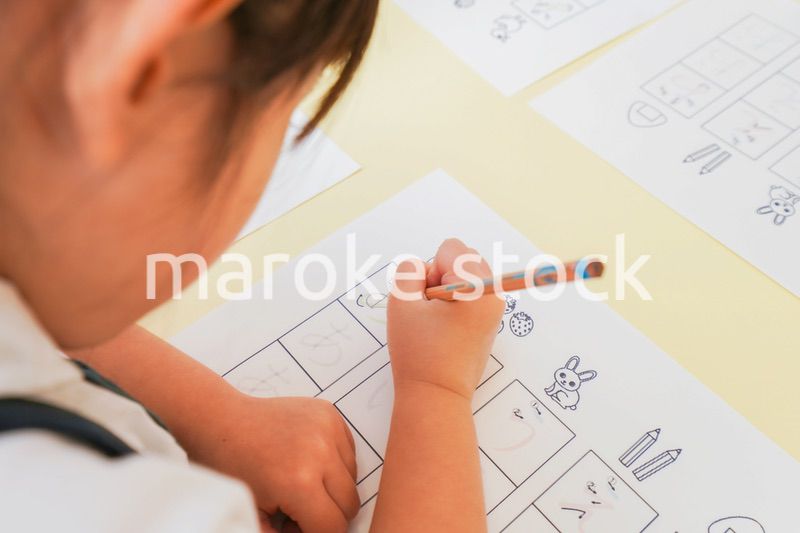 幼稚園で勉強をする子どもたち