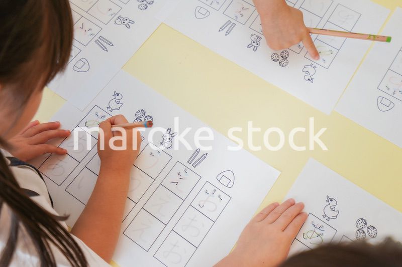 幼稚園で勉強をする子どもたち