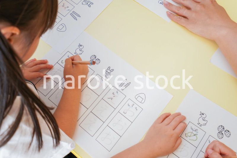 幼稚園で勉強をする子どもたち