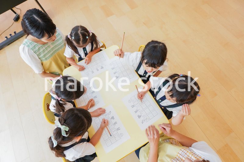 幼稚園で勉強をする子どもたち
