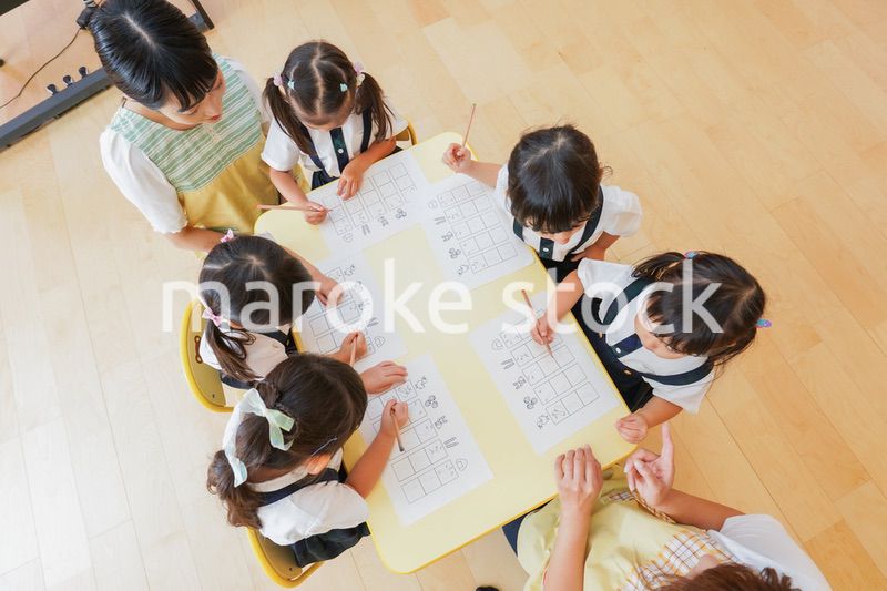 幼稚園で勉強をする子どもたち
