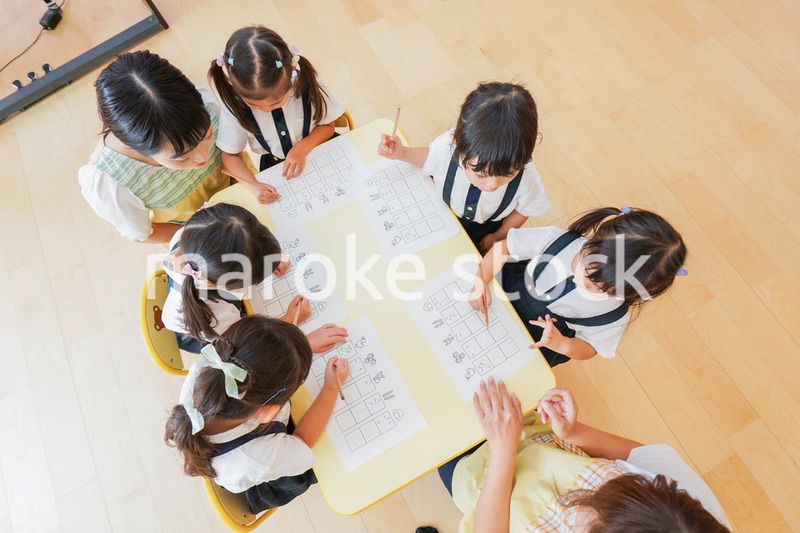 幼稚園で勉強をする子どもたち