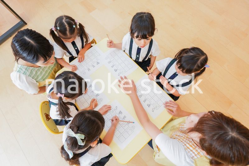 幼稚園で勉強をする子どもたち