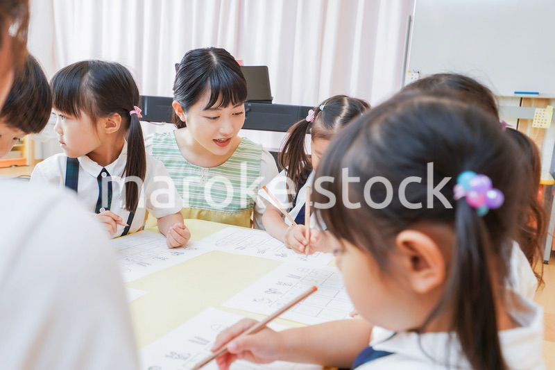 幼稚園で勉強をする子どもたち