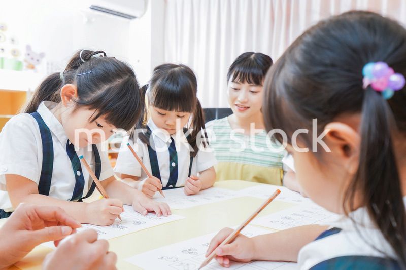 幼稚園で勉強をする子どもたち