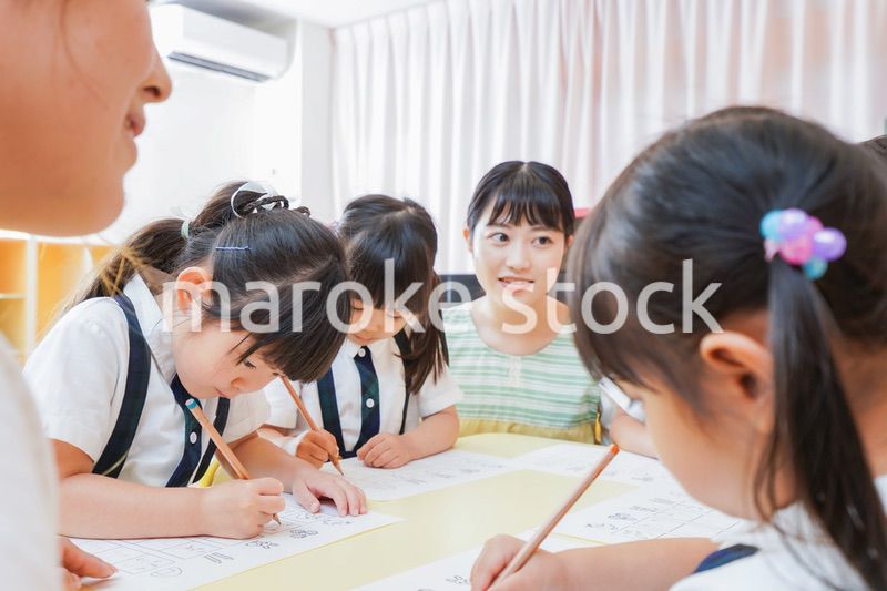 幼稚園で勉強をする子どもたち