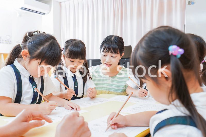 幼稚園で勉強をする子どもたち