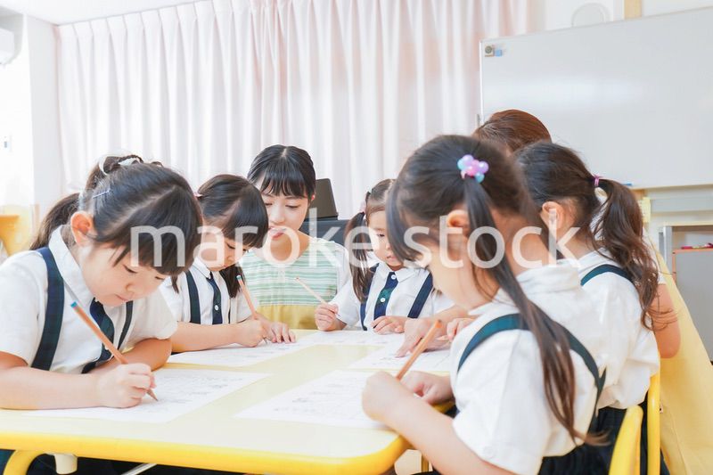幼稚園で勉強をする子どもたち