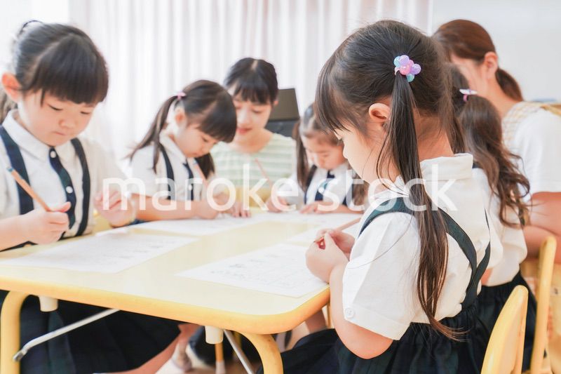 幼稚園で勉強をする子どもたち