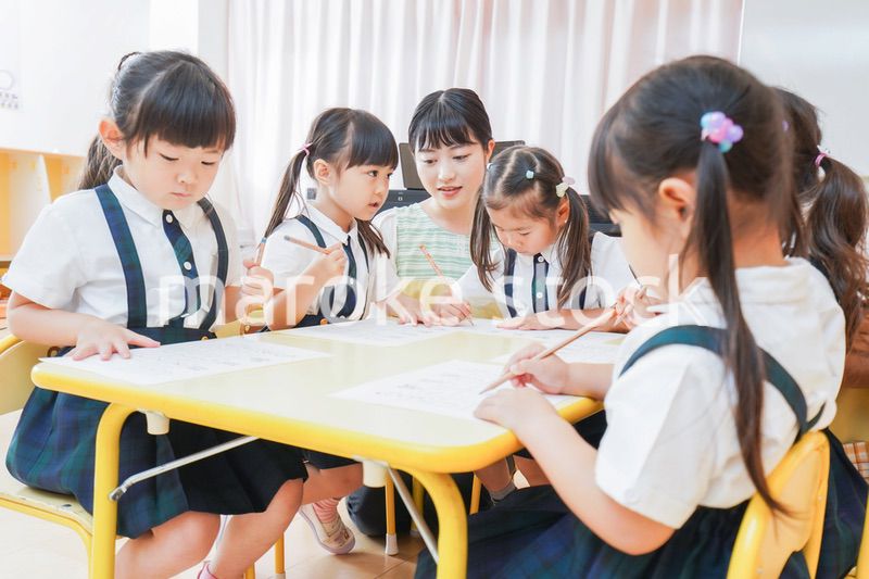幼稚園で勉強をする子どもたち