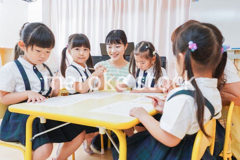 幼稚園で勉強をする子どもたち