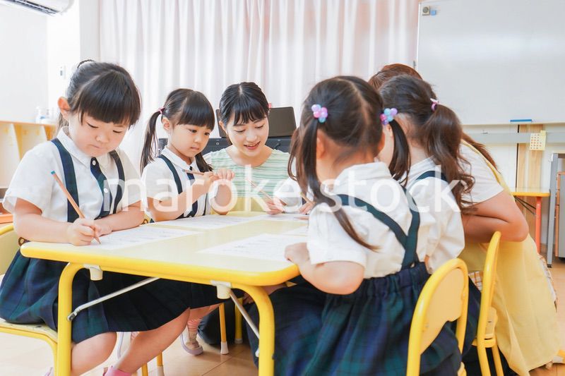 幼稚園で勉強をする子どもたち