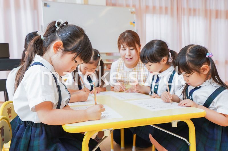 幼稚園で勉強をする子どもたち