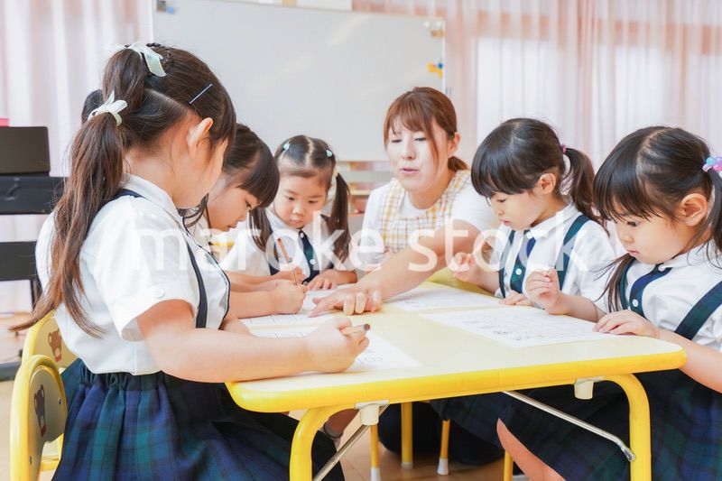 幼稚園で勉強をする子どもたち