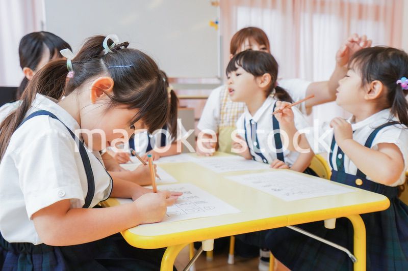 幼稚園で勉強をする子どもたち