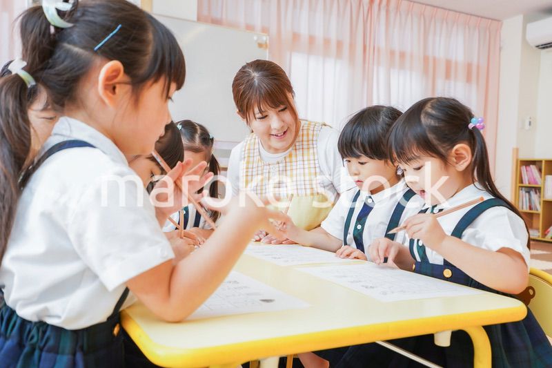 幼稚園で勉強をする子どもたち