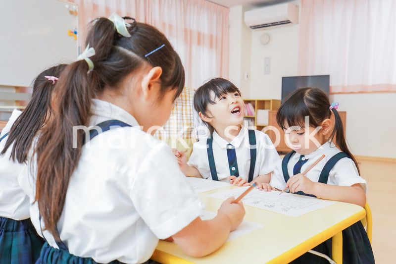 幼稚園で勉強をする子どもたち