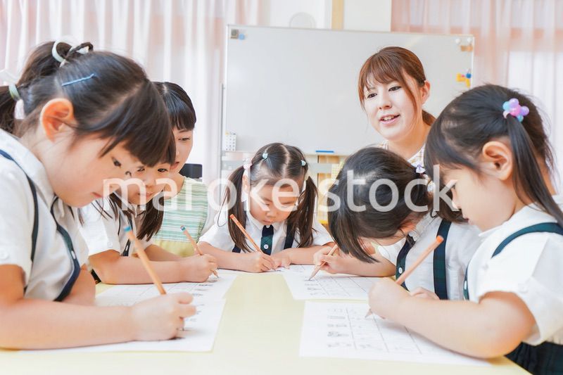 幼稚園で勉強をする子どもたち